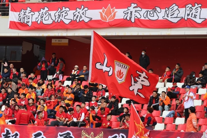 主場上萬名球迷的吶喊助威，給山東體彩女足征戰(zhàn)女超增添了能量與動力